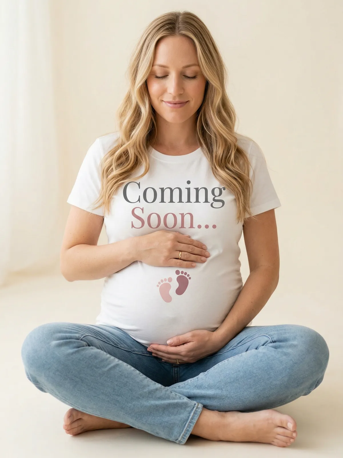 Schwangere Frau trägt Coming Soon Umstandsshirt zur Schwangerschaftsankündigung