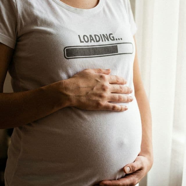 Kundin trägt BumpGlow Shirt – Foto 2